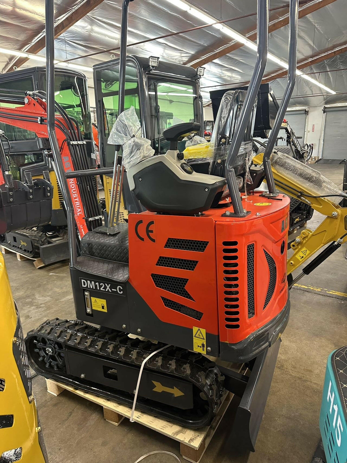 1 Ton, Upgraded Mini Excavator w/ Pilot Control & Swing Boom & Hydraulic Thumb | AGT-DM12X-C